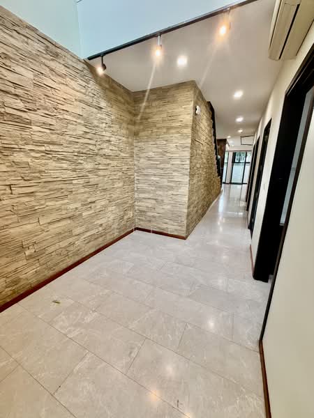 The Springside, Springside Crescent, 6 Bedrooms, 1,663 sqft, Terraced House For Rent, by Joelle Ng, 500212018 - Corridor - PropertyGuru.com.sg