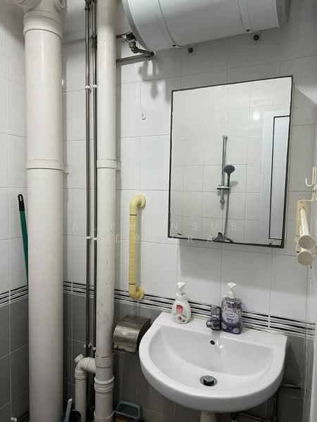 327 Ubi Avenue 1, 327 Ubi Avenue 1, Room Rental, 210 sqft, HDB Flat For Rent, by Alphonsus Pereira, 500212076 - Bathroom - PropertyGuru.com.sg