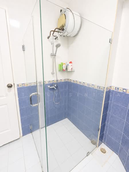 298 Punggol Central, 298 Punggol Central, Hougang / Punggol / Sengkang, Room Rental, 120 sqft, HDB Flat For Rent, by Anthony Sentosa, 500212078 - Bathroom - PropertyGuru.com.sg