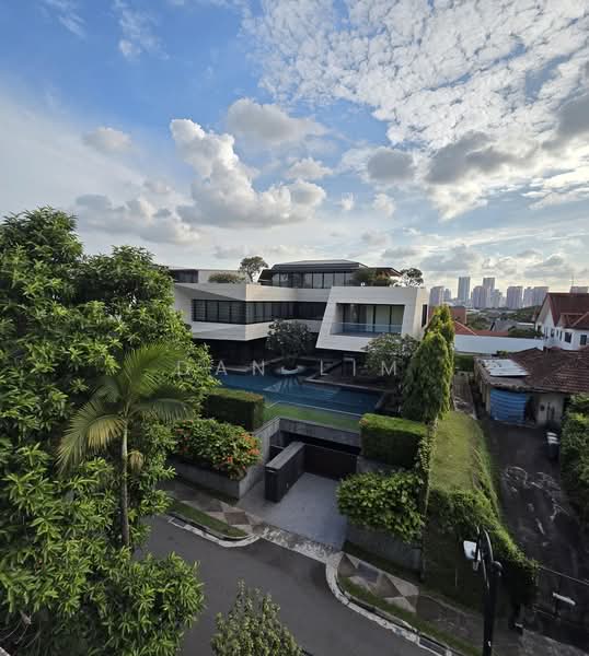 Hilltop bungalow move in or rebuilt 10000 sf, SUNDRIDGE PARK, 5 Bedrooms, 5,500 sqft, Detached House For Sale, by Dan Lim, 500212105 - Exterior - PropertyGuru.com.sg