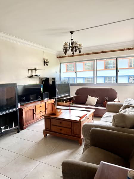 352 Yishun Ring Road, 352 Yishun Ring Road, 3 Bedrooms, 1,572 sqft, HDB Flat For Sale, by Rebecca Ang, 500212132 - Living Room - PropertyGuru.com.sg