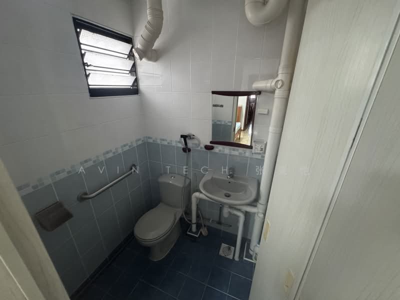 643 Ang Mo Kio Avenue 5, 643 Ang Mo Kio Avenue 5, Room Rental, 110 sqft, HDB Flat For Rent, by Avin Tech 张荣恺, 500212166 - Bathroom - PropertyGuru.com.sg