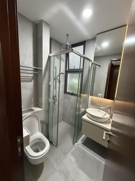 Adana @ Thomson, 8 Old Upper Thomson Road, 3 Bedrooms, 872 sqft, Condominium For Rent, by Eoin Chua, 500212170 - Master Bathroom - PropertyGuru.com.sg