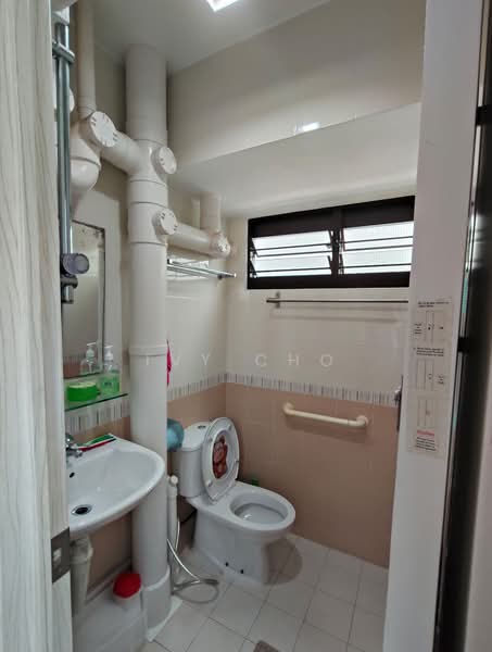 218 Ang Mo Kio Avenue 1, 218 Ang Mo Kio Avenue 1, 2 Bedrooms, 732 sqft, HDB Flat For Sale, by Ivy Cho, 500212207 - Bathroom - PropertyGuru.com.sg