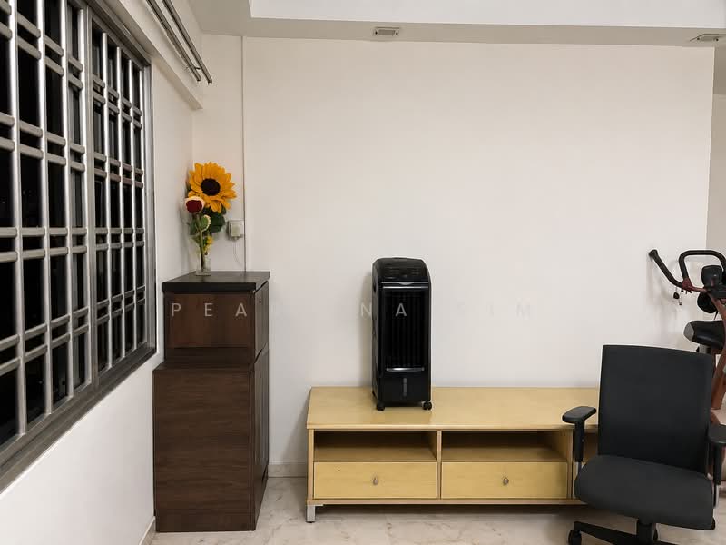 304 Jurong East Street 32, 304 Jurong East Street 32, 3 Bedrooms, 1,012 sqft, HDB Flat For Sale, by Pearlina Sim, 500212230 - Living Room - PropertyGuru.com.sg