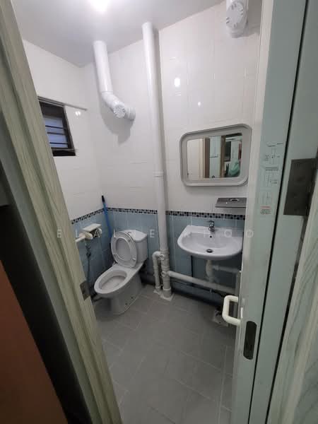 427 Clementi Avenue 3, 427 Clementi Avenue 3, 2 Bedrooms, 725 sqft, HDB Flat For Sale, by Elaine Khoo, 500212247 - Bathroom - PropertyGuru.com.sg