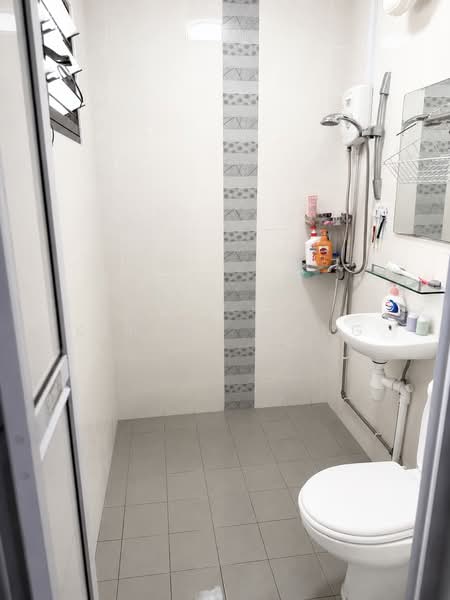 125 Bedok Reservoir Road, 125 Bedok Reservoir Road, 3 Bedrooms, 103 sqft, HDB Flat For Sale, by Serene Wang, 500212255 - Master Bathroom - PropertyGuru.com.sg