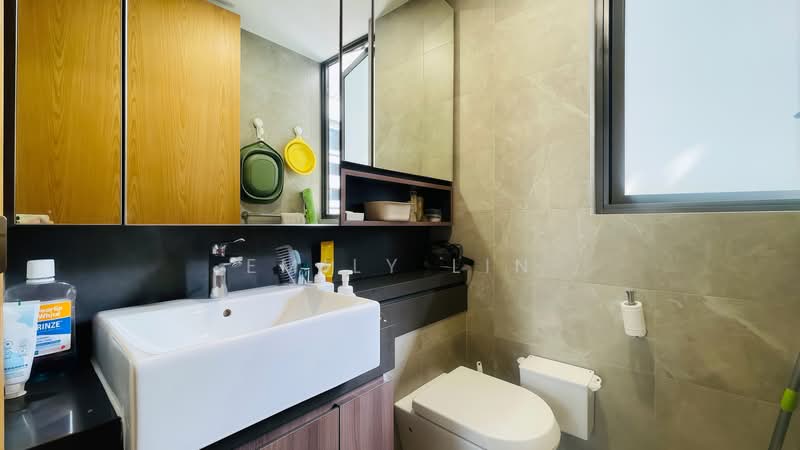 Midwood, 8 Hillview Rise, 3 Bedrooms, 904 sqft, Condominium For Sale, by Emily Lin, 500212257 - Bathroom - PropertyGuru.com.sg