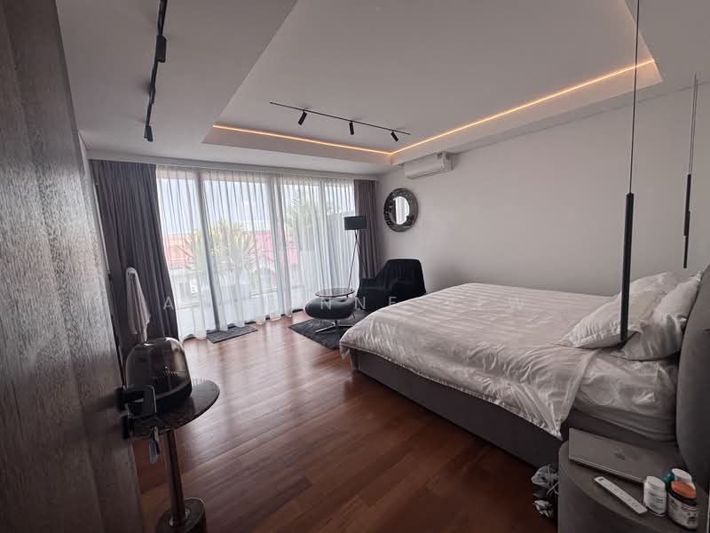 Like NEW! Semi D with pool. Serious seller, Jalan Jarak, 7 Bedrooms, 8,459 sqft, Semi-Detached House For Sale, by Adrienne Yew, 500212297 - Bedroom - PropertyGuru.com.sg