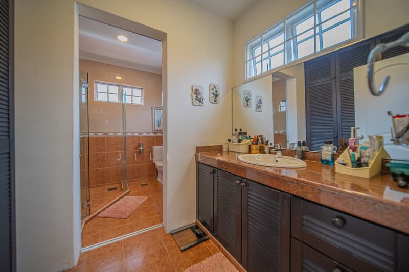 Siglap Plain, Siglap Plain, 5 Bedrooms, 2,790 sqft, Bungalow House For Sale, by Jill Lange, 500212302 - Master Bathroom - PropertyGuru.com.sg