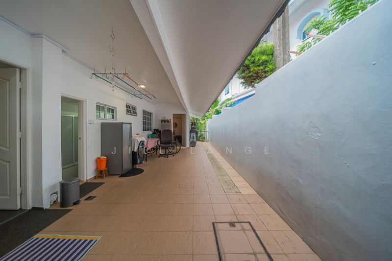 Siglap Plain, Siglap Plain, 5 Bedrooms, 2,790 sqft, Bungalow House For Sale, by Jill Lange, 500212302 - Wet Kitchen with helpers room and bath - PropertyGuru.com.sg