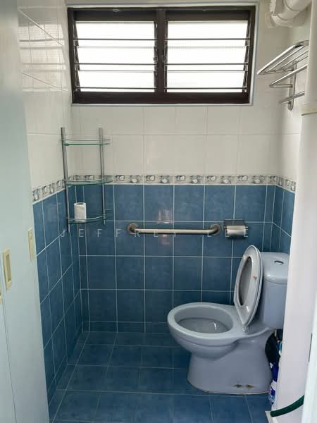 712 Bedok Reservoir Road, 712 Bedok Reservoir Road, 2 Bedrooms, 883 sqft, HDB Flat For Rent, by Jeffrey Lee, 500212307 - Bathroom - PropertyGuru.com.sg