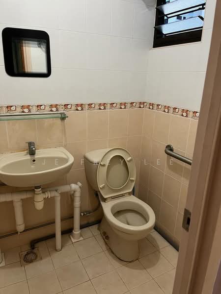 712 Bedok Reservoir Road, 712 Bedok Reservoir Road, 2 Bedrooms, 883 sqft, HDB Flat For Rent, by Jeffrey Lee, 500212307 - Bathroom - PropertyGuru.com.sg
