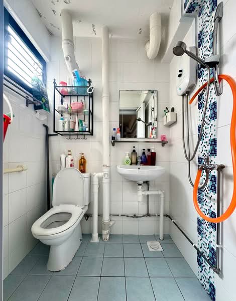 415 Hougang Avenue 10, 415 Hougang Avenue 10, 2 Bedrooms, 721 sqft, HDB Flat For Sale, by Derek Tay, 500212329 - Master Ensuite Bathroom - PropertyGuru.com.sg