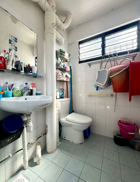 415 Hougang Avenue 10, 415 Hougang Avenue 10, 2 Bedrooms, 721 sqft, HDB Flat For Sale, by Derek Tay, 500212329 - Common Bathroom - PropertyGuru.com.sg