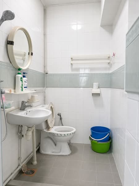882 Woodlands Street 82, 882 Woodlands Street 82, 4 Bedrooms, 1,302 sqft, HDB Flat For Rent, by Kayden Siow, 500212330 - Bathroom - PropertyGuru.com.sg
