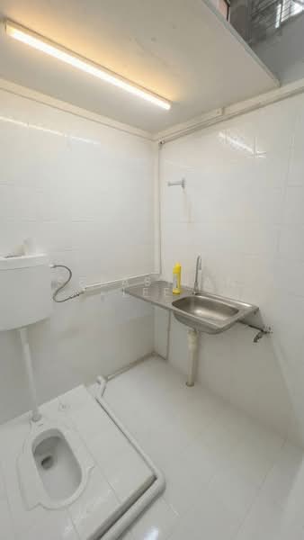 166 Bukit Batok West Ave 8, 166 Bukit Batok West Ave 8, 2,067 sqft, Shop / Shophouse For Sale, by Sebastian Lee, 500212352 - Bathroom - CommercialGuru.com.sg