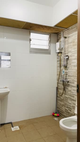 460B Bukit Batok West Avenue 9, 460B Bukit Batok West Avenue 9, 2 Bedrooms, 732 sqft, HDB Flat For Sale, by Chen Haowei, 500212365 - Bathroom - PropertyGuru.com.sg