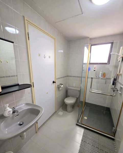 Grande Vista, 2 Cactus Drive, 3 Bedrooms, 1,367 sqft, Condominium For Sale, by Sam Lek, 500212394 - Common Bathroom - PropertyGuru.com.sg