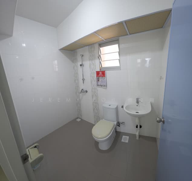 591A Ang Mo Kio Street 51, 591A Ang Mo Kio Street 51, 3 Bedrooms, 1,001 sqft, HDB Flat For Sale, by Jeremy Poh 傅俊翔, 500212437 - Bathroom (Guest) - PropertyGuru.com.sg