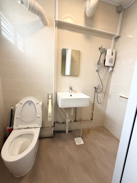897 Tampines Street 81, 897 Tampines Street 81, 3 Bedrooms, 904 sqft, HDB Flat For Rent, by Kelvin Koh, 500212442 - Bathroom - PropertyGuru.com.sg