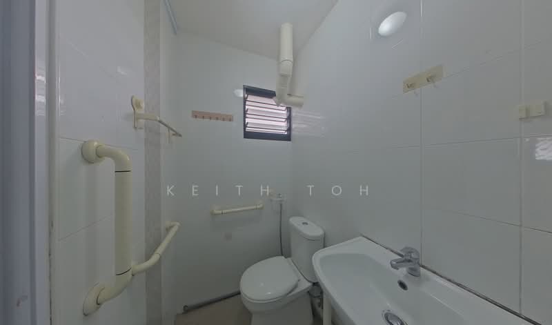 578 Ang Mo Kio Avenue 10, 578 Ang Mo Kio Avenue 10, 2 Bedrooms, 731 sqft, HDB Flat For Sale, by Keith Toh, 500212461 - Bathroom - PropertyGuru.com.sg