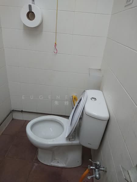 Frontier, 52 Ubi Avenue 3, 2,200 sqft, Light Industrial (B1) For Sale, by Eugene Choo 朱修仁, 500212471 - Bathroom - CommercialGuru.com.sg