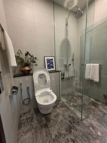 Parksuites, 18 Holland Grove Road, 2 Bedrooms, 786 sqft, Condominium For Sale, by Diana Lim, 500212497 - Bathroom - PropertyGuru.com.sg