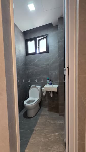 Jalan Sankam, Jalan Sankam, 5 Bedrooms, 4,834 sqft, Terraced House For Sale, by Diana Lim, 500212535 - Helper's Bathroom - PropertyGuru.com.sg