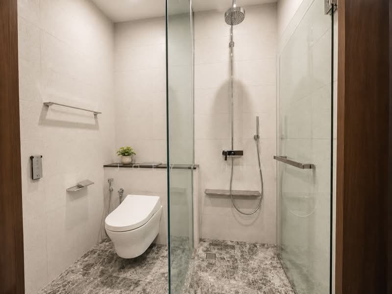 Parksuites, 18 Holland Grove Road, 2 Bedrooms, 786 sqft, Condominium For Sale, by Joey Chua, 500212544 - Bathroom - PropertyGuru.com.sg