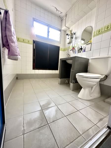 131 Clarence Lane, 131 Clarence Lane, 4 Bedrooms, 1,313 sqft, HDB Flat For Sale, by Ken Tan, 500212551 - Bathroom - PropertyGuru.com.sg