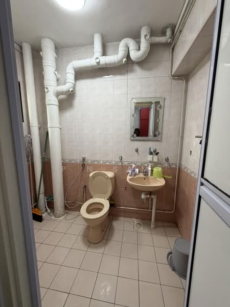 55 Strathmore Avenue, 55 Strathmore Avenue, 3 Bedrooms, 111 sqft, HDB Flat For Sale, by P N Samy, 500212554 - Bathroom - PropertyGuru.com.sg