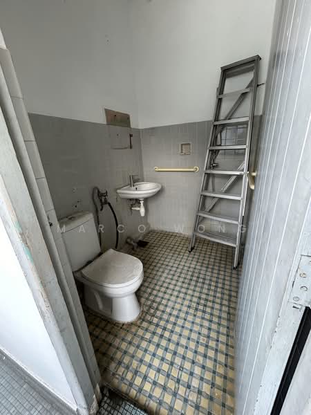 375A Upper Aljunied Road, Upper Aljunied Road, 4 Bedrooms, 1,600 sqft, Shophouse For Rent, by Marco Wong, 500212556 - Bathroom - PropertyGuru.com.sg