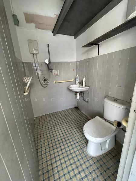 375A Upper Aljunied Road, Upper Aljunied Road, 4 Bedrooms, 1,600 sqft, Shophouse For Rent, by Marco Wong, 500212556 - Bathroom - PropertyGuru.com.sg
