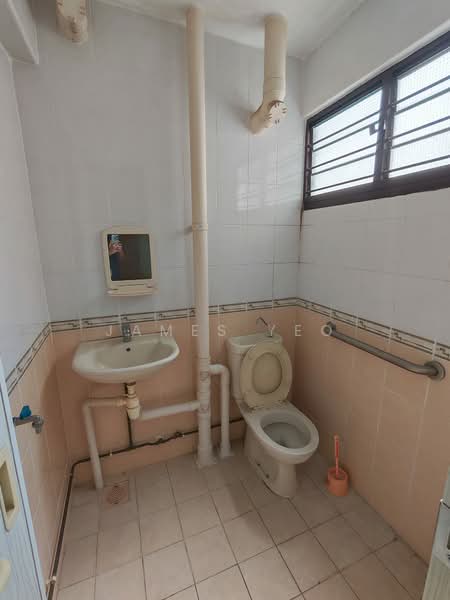 305 Shunfu Road, 305 Shunfu Road, 2 Bedrooms, 721 sqft, HDB Flat For Sale, by James Yeo, 500212571 - Bathroom - PropertyGuru.com.sg