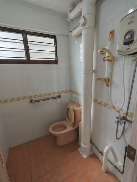305 Shunfu Road, 305 Shunfu Road, 2 Bedrooms, 721 sqft, HDB Flat For Sale, by James Yeo, 500212571 - Bathroom - PropertyGuru.com.sg