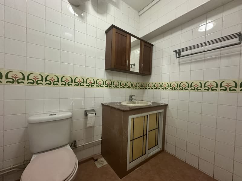 131 Rivervale Street, 131 Rivervale Street, 3 Bedrooms, 1,076 sqft, HDB Flat For Rent, by Alson Ong, 500212594 - Bathroom - PropertyGuru.com.sg