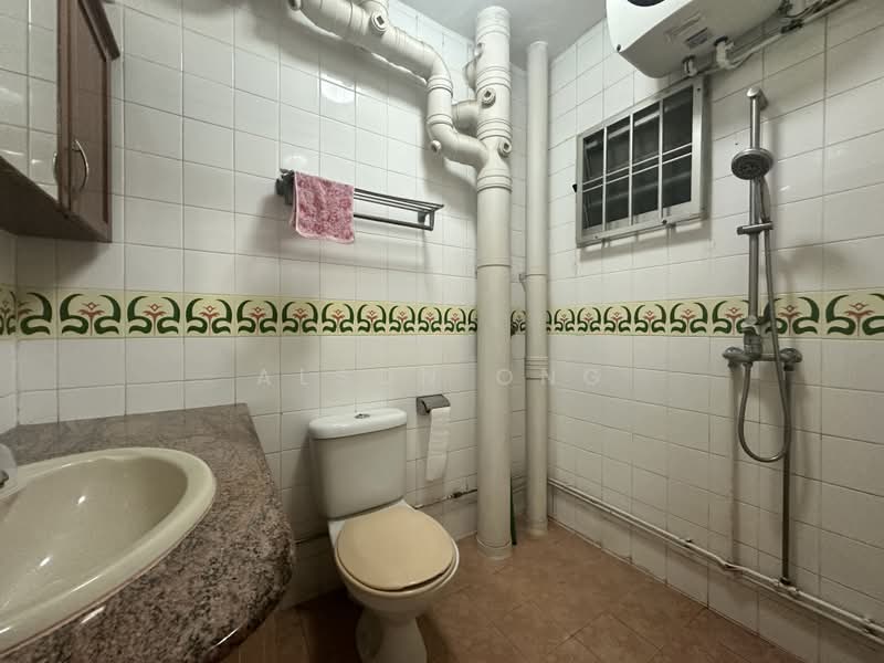 131 Rivervale Street, 131 Rivervale Street, 3 Bedrooms, 1,076 sqft, HDB Flat For Rent, by Alson Ong, 500212594 - Bathroom - PropertyGuru.com.sg