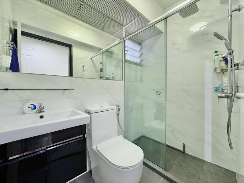 421 Clementi Avenue 1, 421 Clementi Avenue 1, 3 Bedrooms, 1,033 sqft, HDB Flat For Sale, by Fina Leong, 500212617 - Master Bathroom - PropertyGuru.com.sg