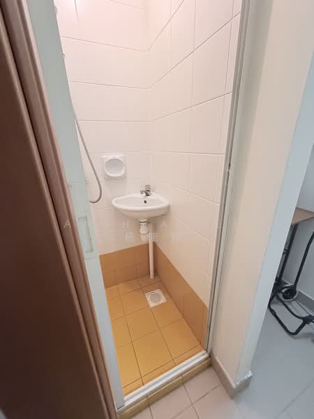 Queens, 16 Stirling Road, 2 Bedrooms, 915 sqft, Condominium For Rent, by Anthea Yeo 杨丽娇, 500212634 - Bathroom - PropertyGuru.com.sg