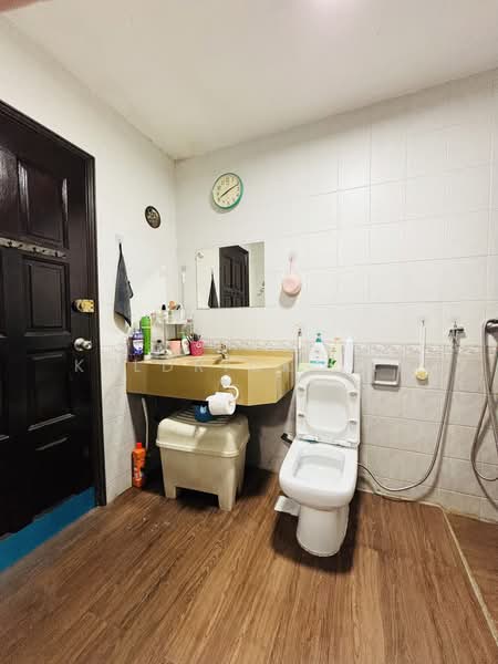 Pinewood Terrace, Pinewood Grove, 5 Bedrooms, 3,995 sqft, Terraced House For Sale, by Keldrick Tan, 500212656 - 1st floor bathroom - PropertyGuru.com.sg