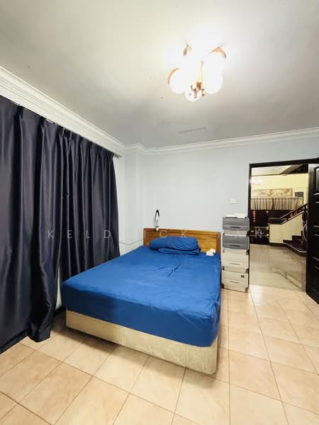 Pinewood Terrace, Pinewood Grove, 5 Bedrooms, 3,995 sqft, Terraced House For Sale, by Keldrick Tan, 500212656 - 1st Floor common room with toilet - PropertyGuru.com.sg