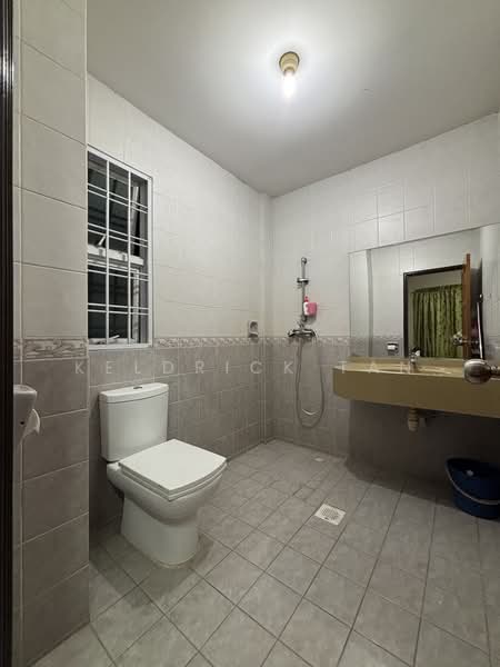 Pinewood Terrace, Pinewood Grove, 5 Bedrooms, 3,995 sqft, Terraced House For Sale, by Keldrick Tan, 500212656 - 2nd floor Bathroom - PropertyGuru.com.sg