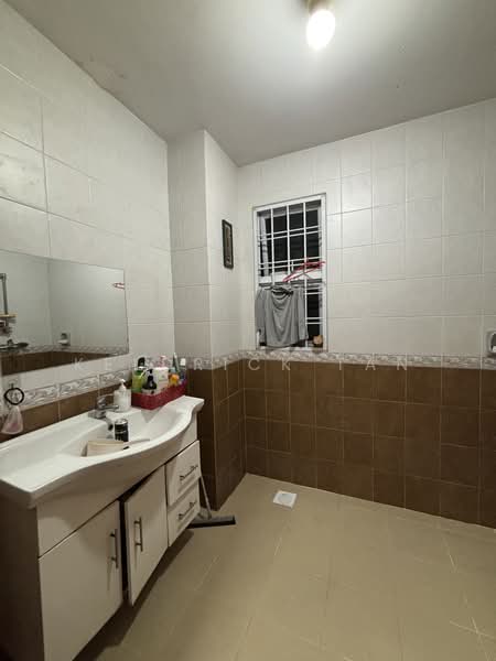 Pinewood Terrace, Pinewood Grove, 5 Bedrooms, 3,995 sqft, Terraced House For Sale, by Keldrick Tan, 500212656 - 2nd floor bedroom's Bathroom - PropertyGuru.com.sg