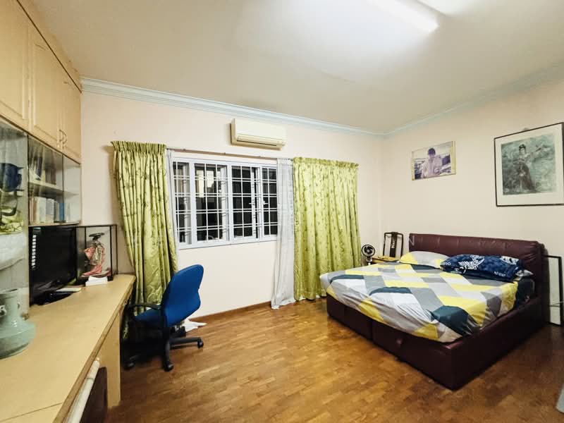 Pinewood Terrace, Pinewood Grove, 5 Bedrooms, 3,995 sqft, Terraced House For Sale, by Keldrick Tan, 500212656 - 2nd floor common bedroom  - PropertyGuru.com.sg