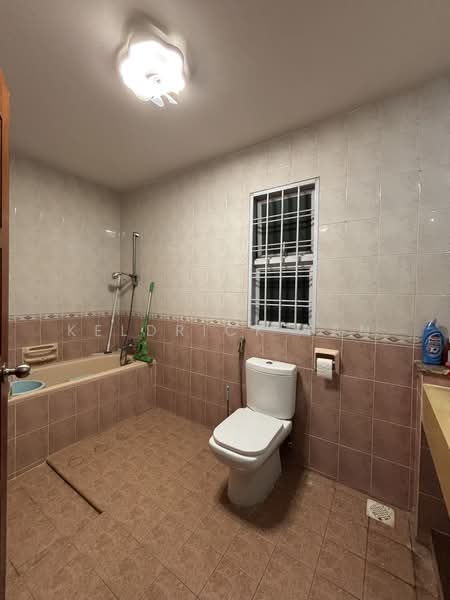 Pinewood Terrace, Pinewood Grove, 5 Bedrooms, 3,995 sqft, Terraced House For Sale, by Keldrick Tan, 500212656 - Master Bathroom - PropertyGuru.com.sg