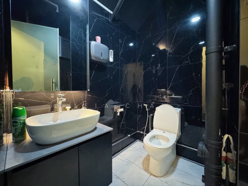 Vertex, 33 Ubi Avenue 3, 5,770 sqft, Light Industrial (B1) For Rent, by Leia Chan, 500212672 - Bathroom - CommercialGuru.com.sg