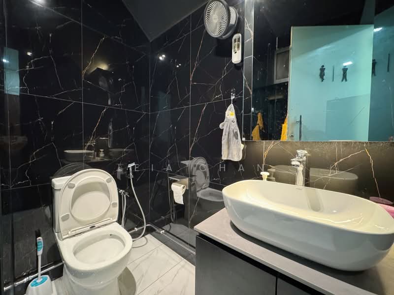 Vertex, 33 Ubi Avenue 3, 5,770 sqft, Light Industrial (B1) For Rent, by Leia Chan, 500212672 - Bathroom - CommercialGuru.com.sg