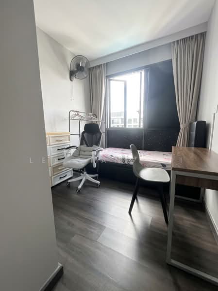 5mins walk to MRT/Mall. Upper floor with lift assess. Roof terrace can fully utilise, , 5 Bedrooms, 2,540 sqft, Condominium For Sale, by Lee Liang Fei, 500212688 - Bedroom - PropertyGuru.com.sg
