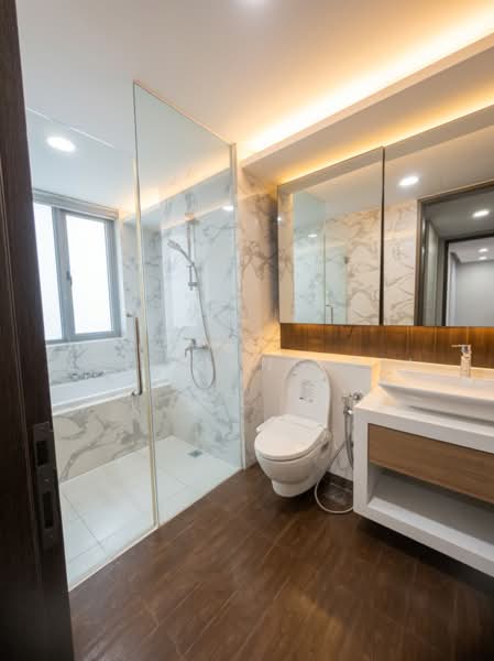 5mins walk to MRT/Mall. Upper floor with lift assess. Roof terrace can fully utilise, , 5 Bedrooms, 2,540 sqft, Condominium For Sale, by Lee Liang Fei, 500212688 - Bathroom - PropertyGuru.com.sg